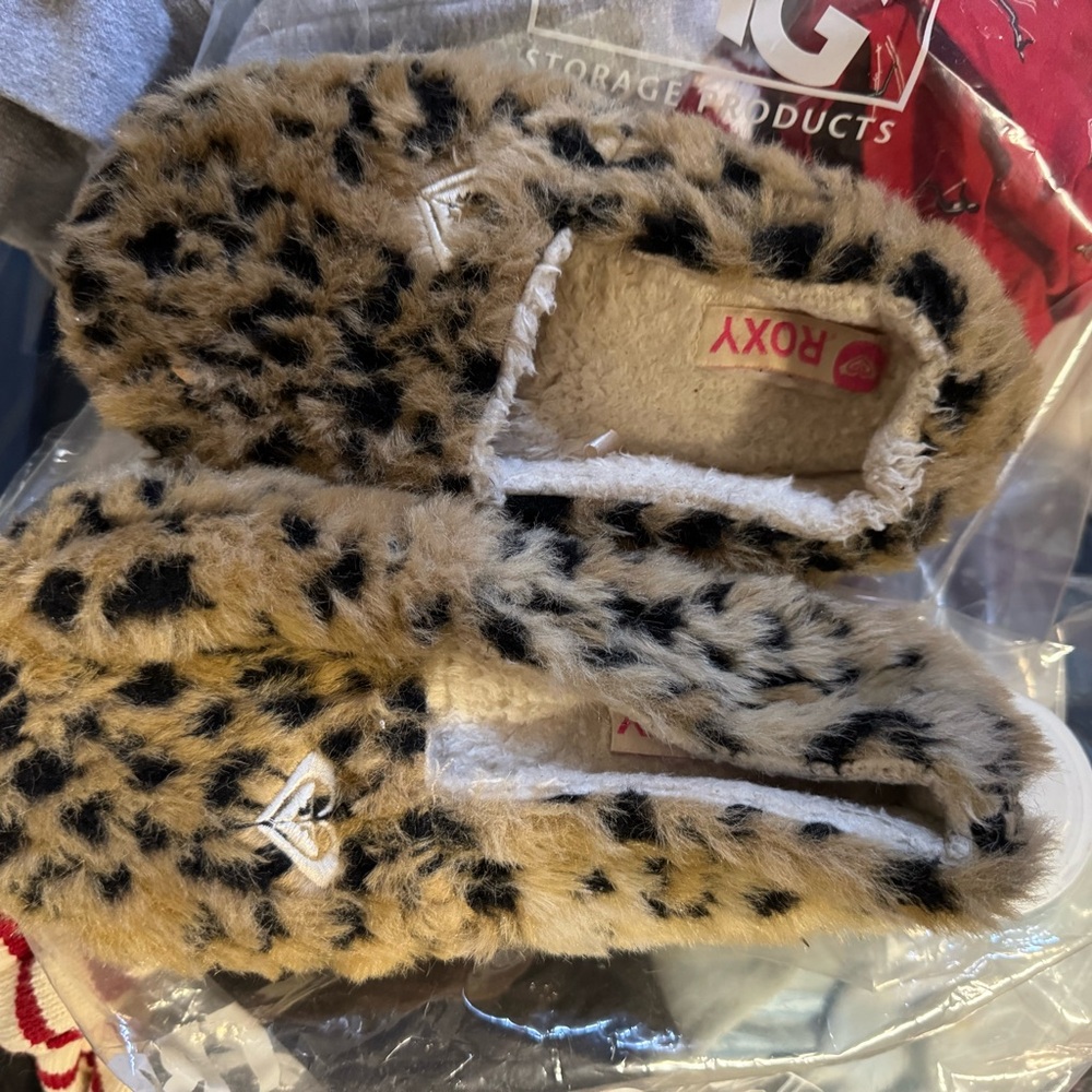 Furry cheetah print house slippers women’s size 5-6.